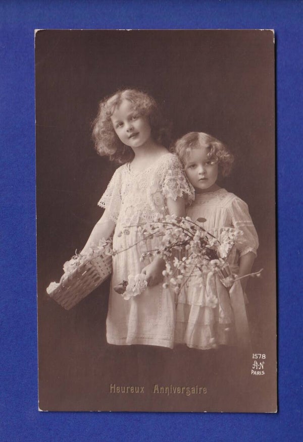 ENFANT - Jeunes filles et fleurs