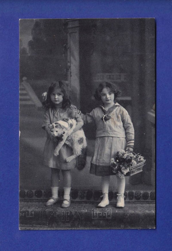 ENFANT - Jeunes filles et chat