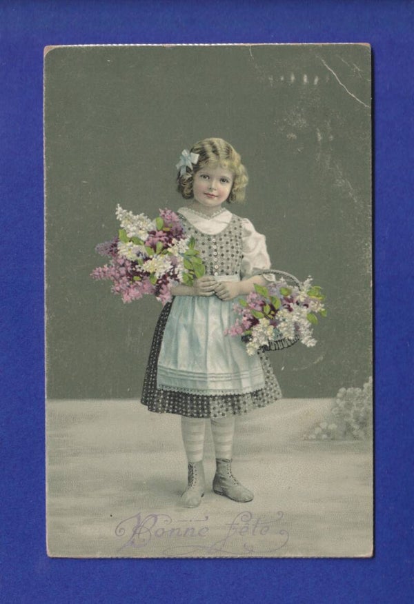 ENFANT - Jeune fille et fleurs // pli d'angle //