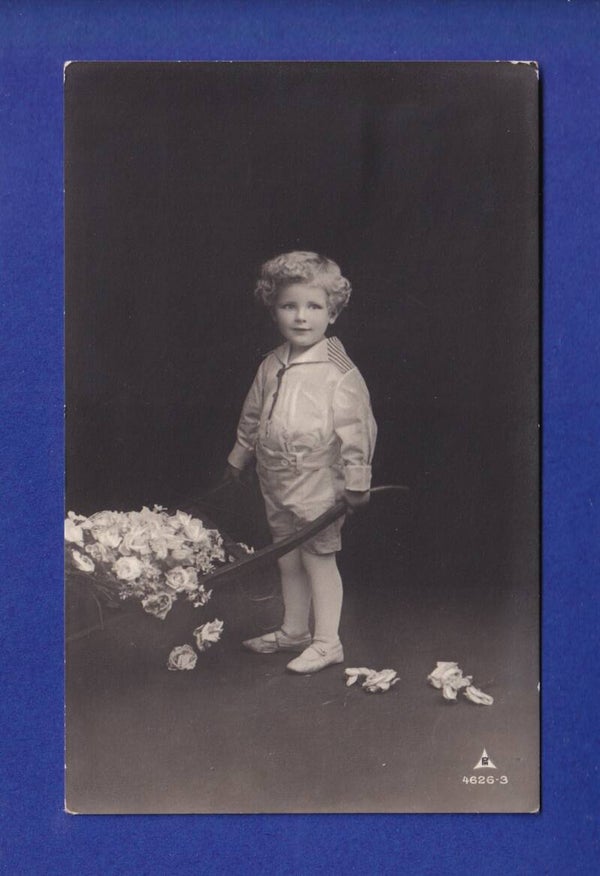 ENFANT - Jeune garçon et fleurs