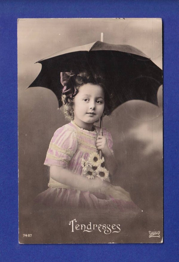ENFANT - Jeune fille et fleurs - Tendresse