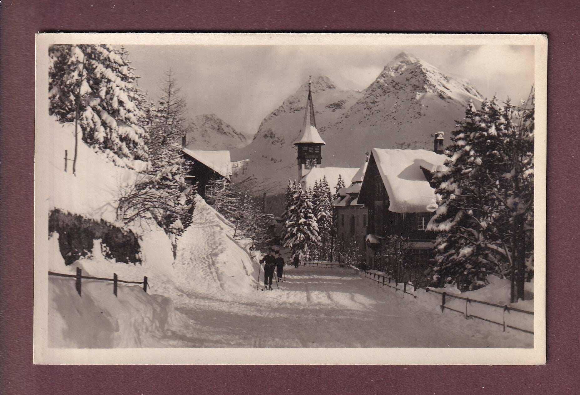 AROSA - Dorfmitte - Skifahrer