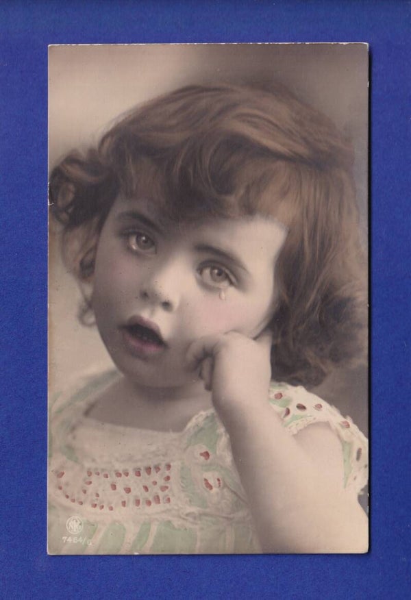ENFANT - Portrait de jeune fille qui pleure