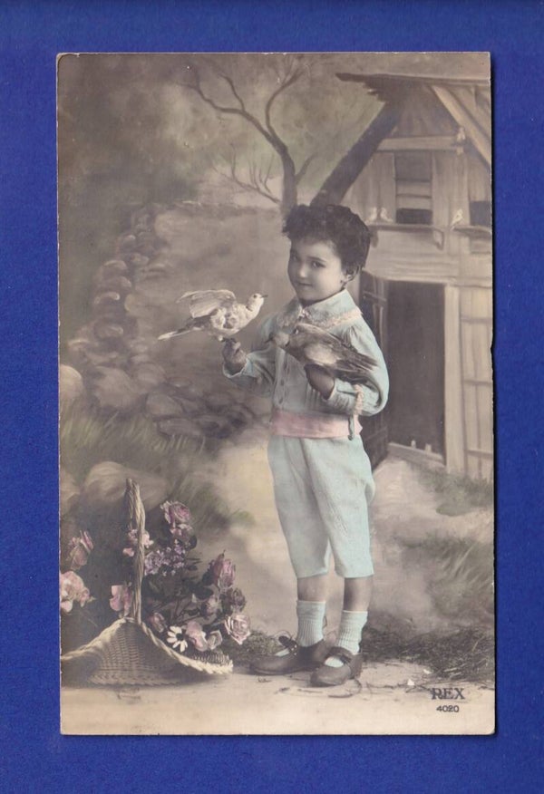 ENFANT - Jeune garçon et pigeons