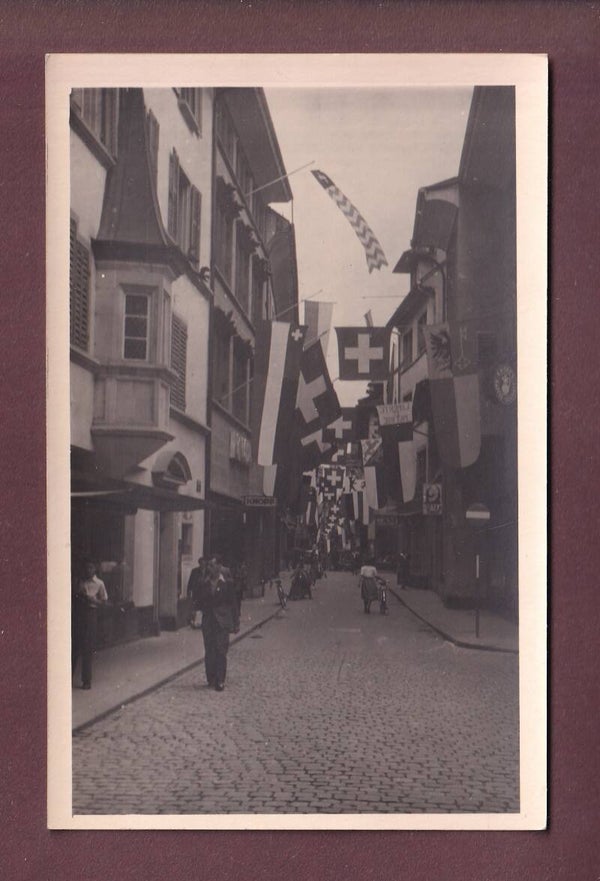 PHOTO - Rue décorée de drapeaux - Enseigne KNOPF