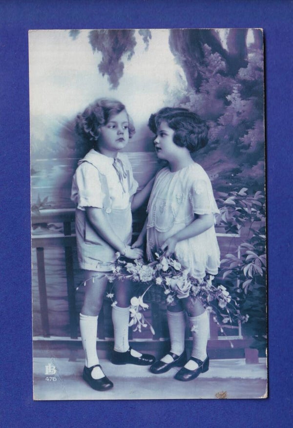 ENFANT - Jeune fille et fleurs