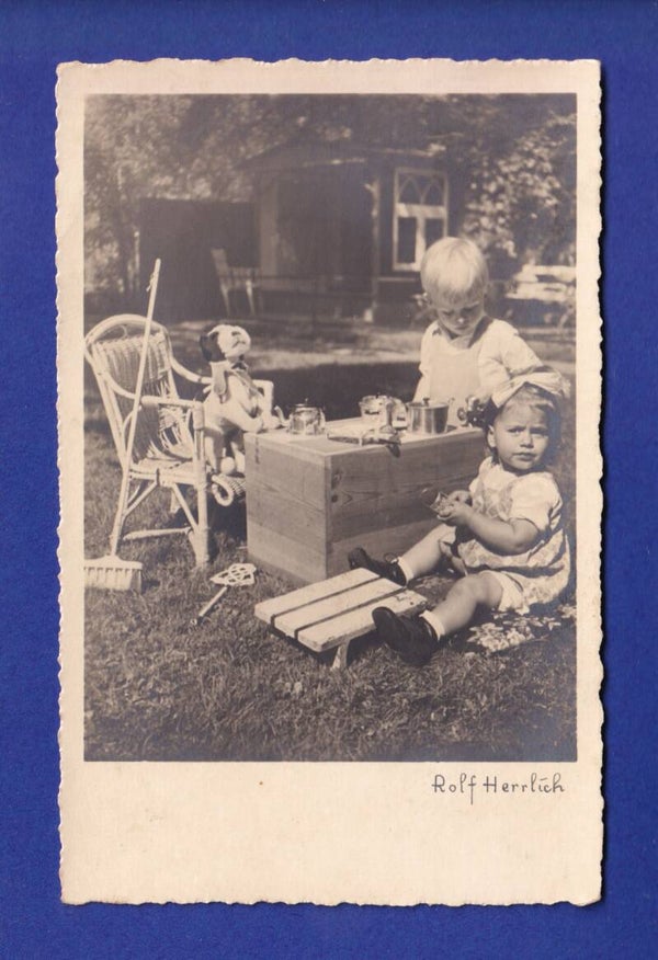 ENFANT - Jeux dans le jardin