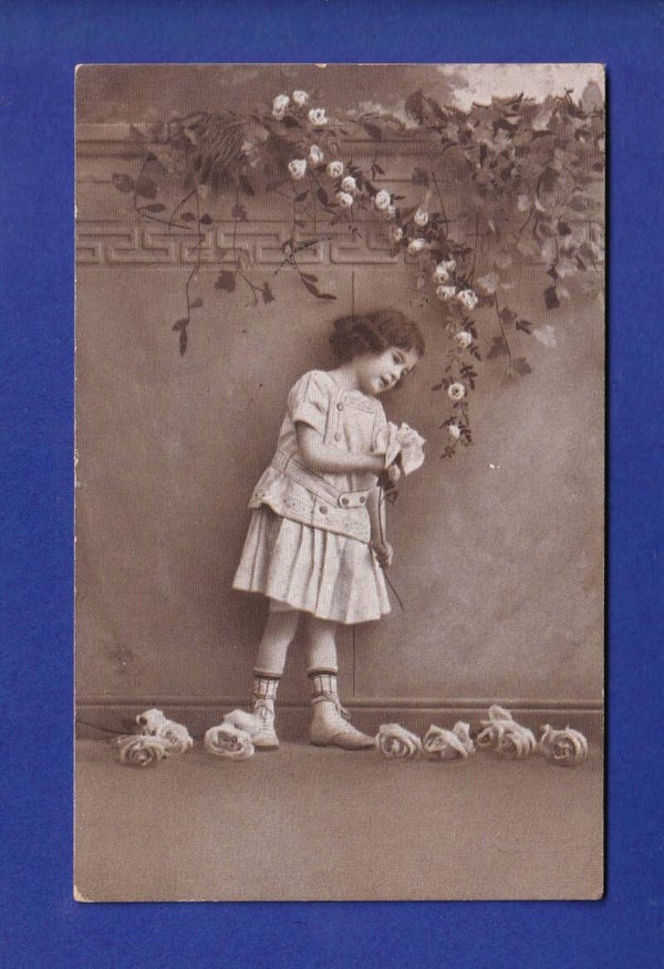 ENFANT - Jeune fille et fleurs