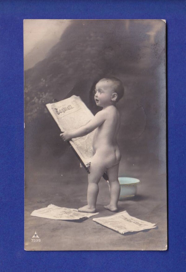 ENFANT - Bébé nu qui lit le journal
