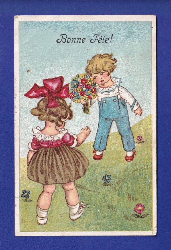 ENFANT - Une jeune garçon offre des fleurs