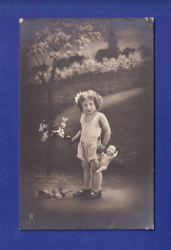 ENFANT - Jeune fille et fleurs - Poupée