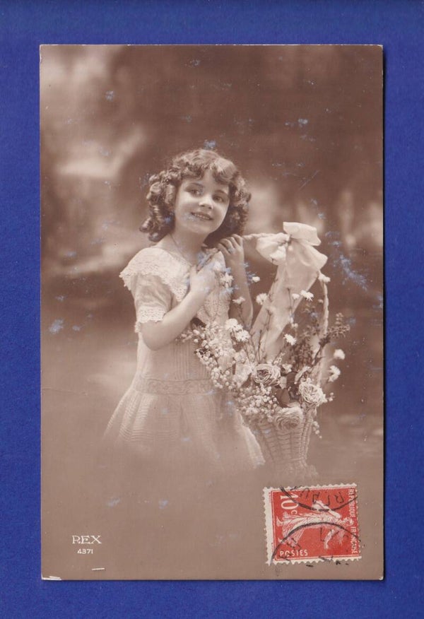 ENFANT - Jeune fille et fleurs