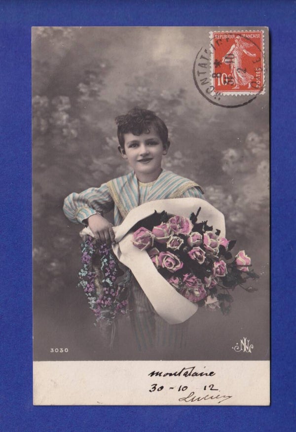 ENFANT - Jeune garçon et fleurs