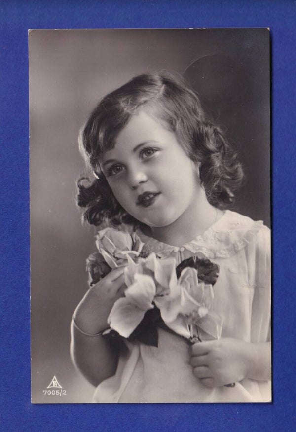 ENFANT - Jeune fille et fleurs