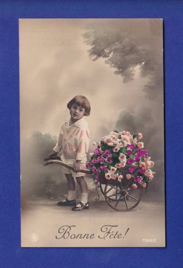 ENFANT - Petit garçon avec brouette de fleurs