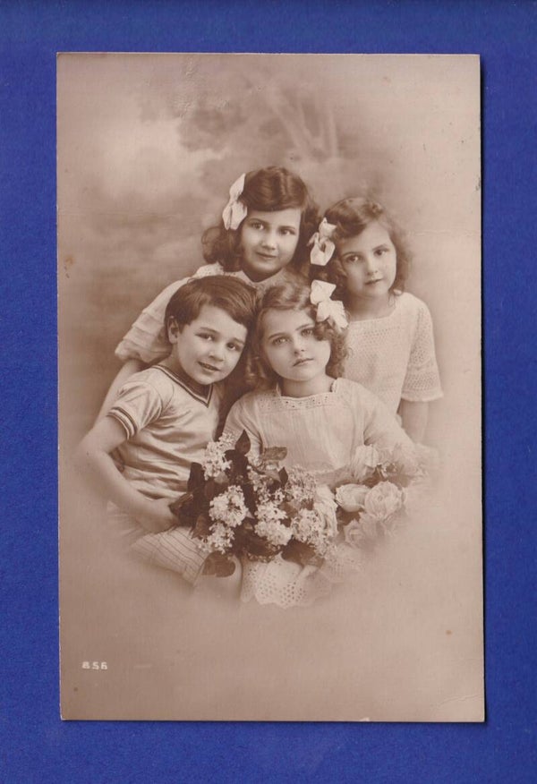 ENFANT - 4 enfants et des fleurs