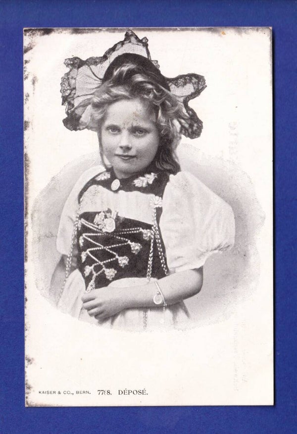 ENFANT - Jeune fille en costume folklorique
