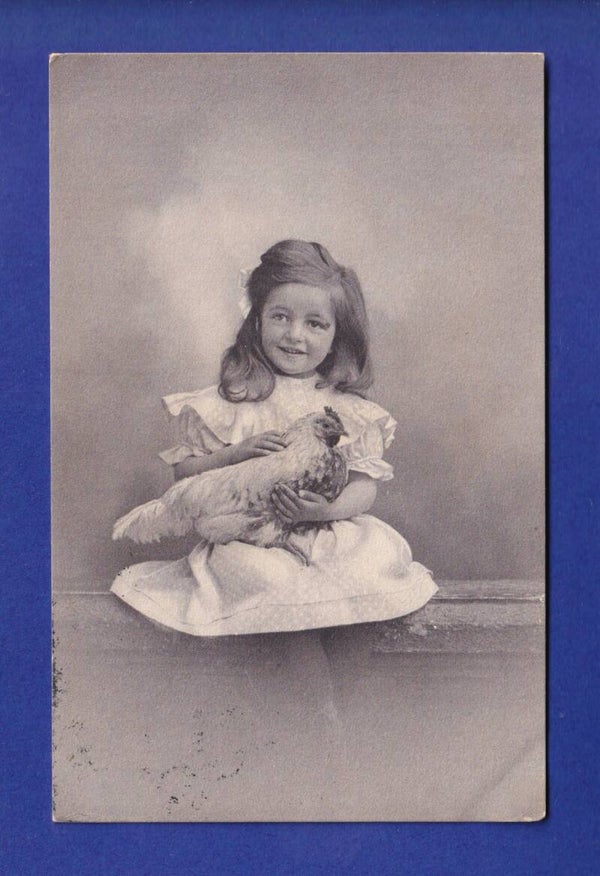 ENFANT - Jeune fille et poule