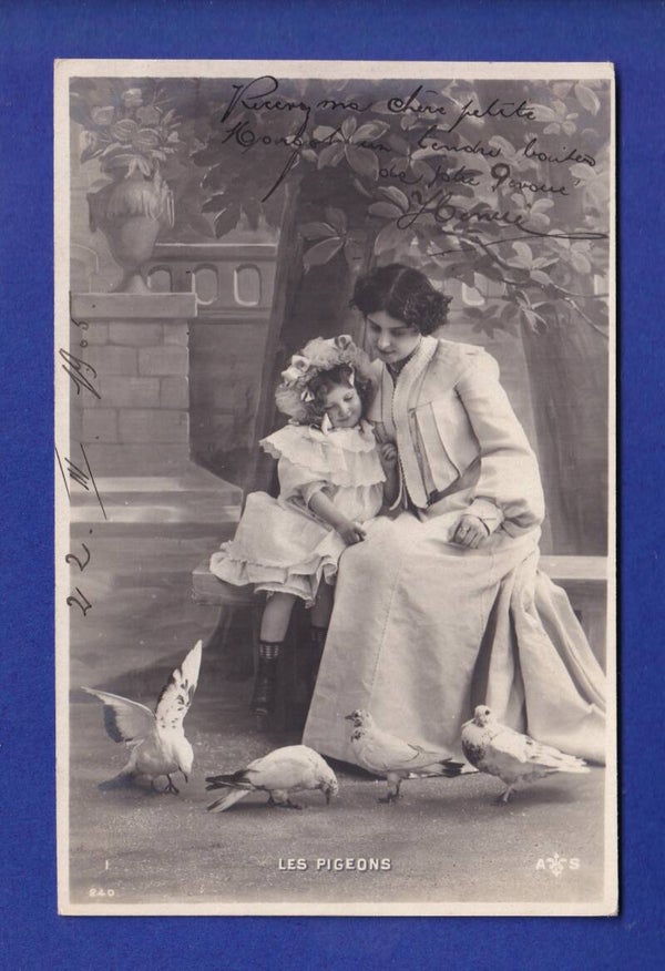 ENFANT - Jeune fille avec maman et les pigeons