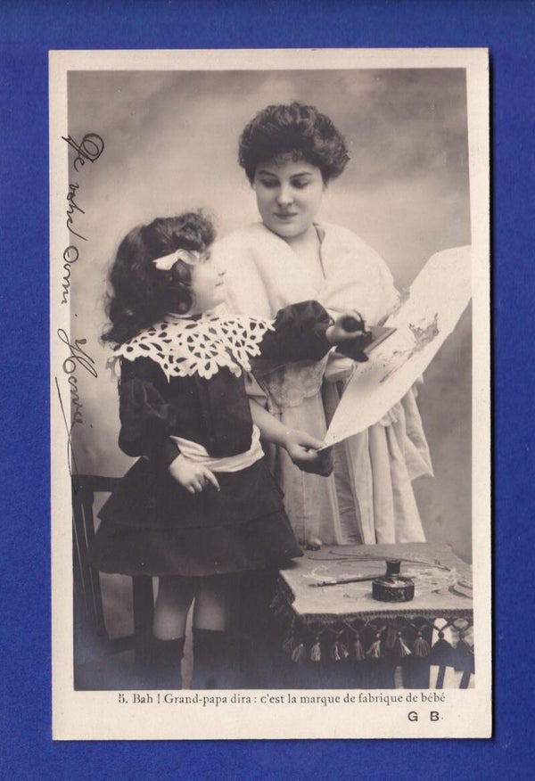 ENFANT - Jeune fille avec maman et dessin