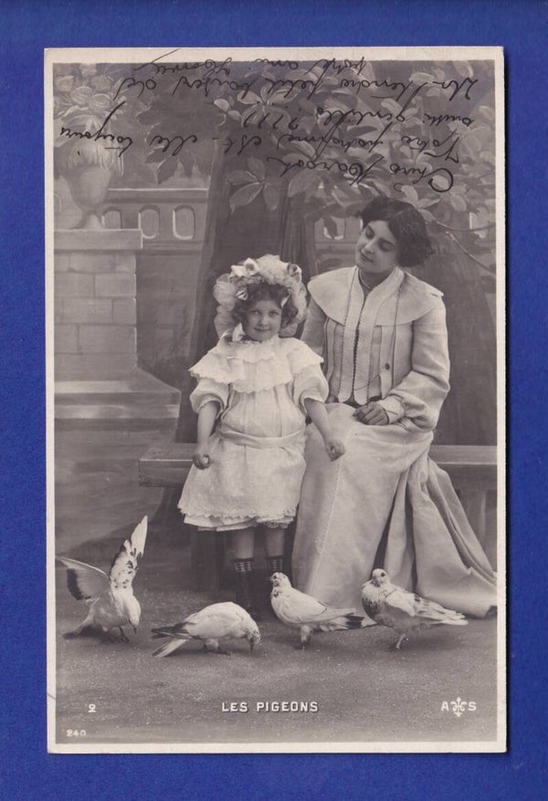 ENFANT - Jeune fille avec maman et les pigeons
