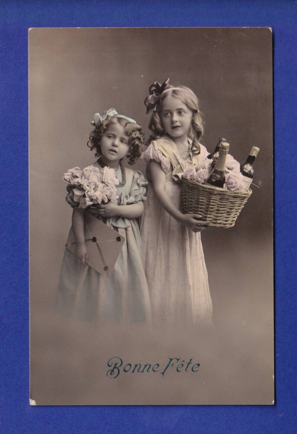 ENFANT - Jeunes filles et cadeau - Bonne fête