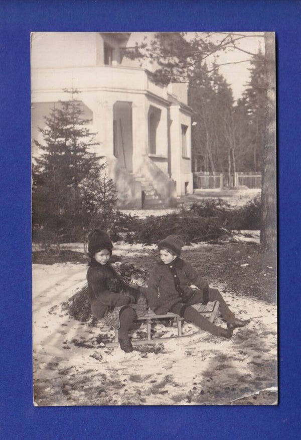 ENFANT - Photo sur une luge // pli d'angle //