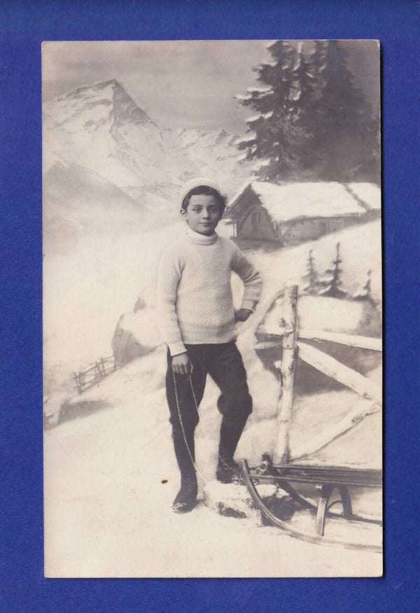 ENFANT - Jeune garçon avec sa luge