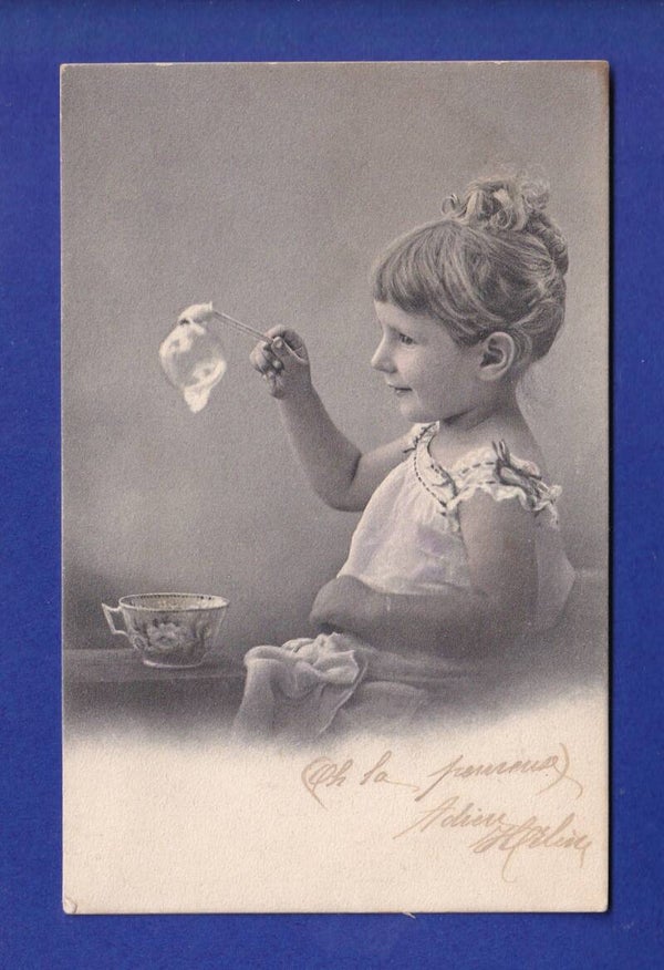 ENFANT - Jeune fille qui fait des bulles