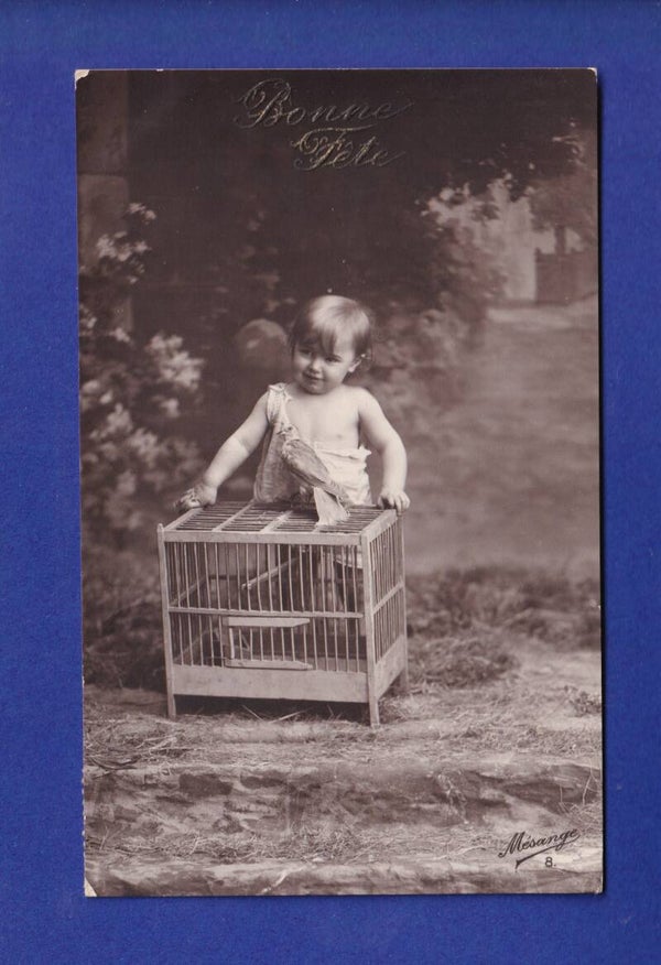 ENFANT - Petit fille et cage à oiseau