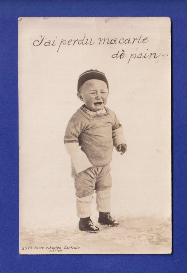 ENFANT - Petit garçon qui pleure à cause de sa carte de pain