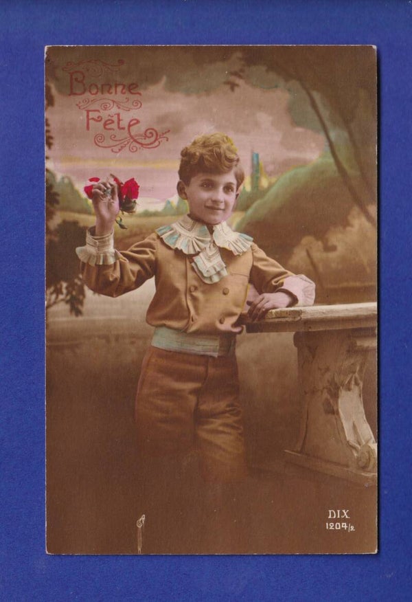 ENFANT - Jeune garçon et fleurs