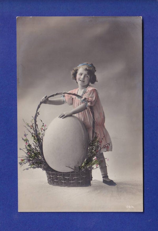 ENFANT - Jeune fille et œuf gigantesque