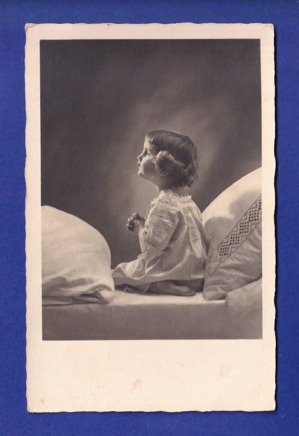 ENFANT - Petite fille qui prie
