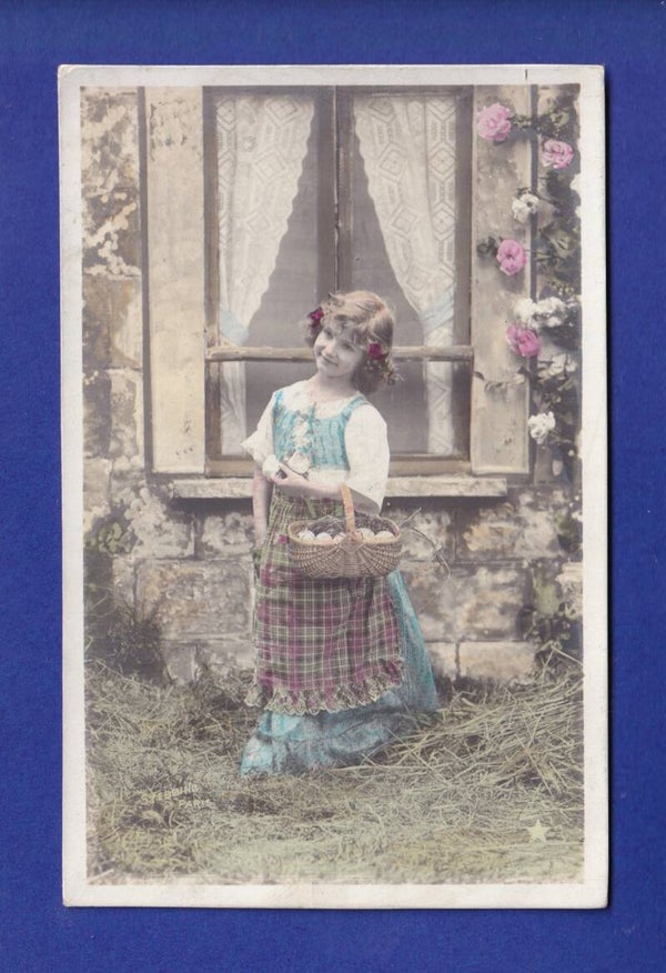 ENFANT - Petite fille et son panier d'œufs