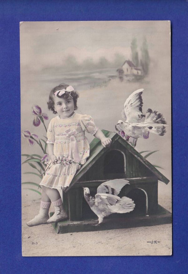 ENFANT - Petite fille et ses pigeons