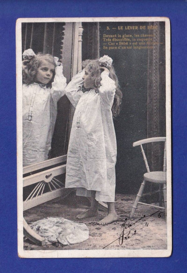 ENFANT - Jeune fille qui se mire dans le miroir