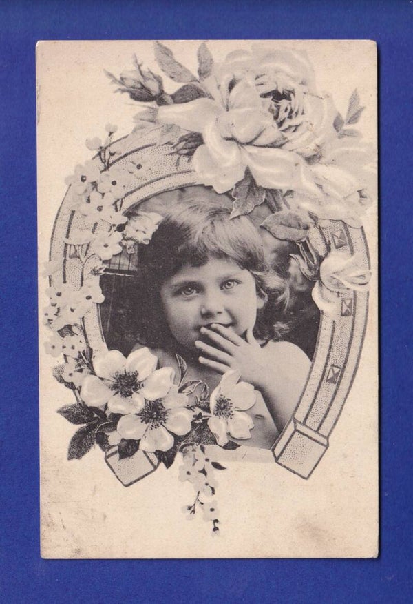 ENFANT - Portrait de jeune fille - Fer à cheval