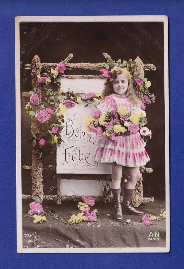 ENFANT - Jeune fille et fleurs