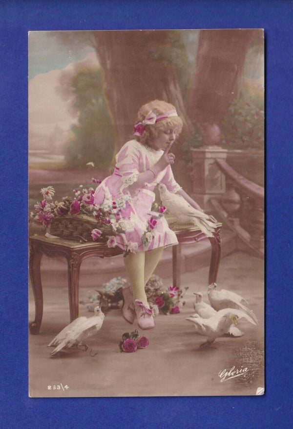 ENFANT - Jeune fille et colombes