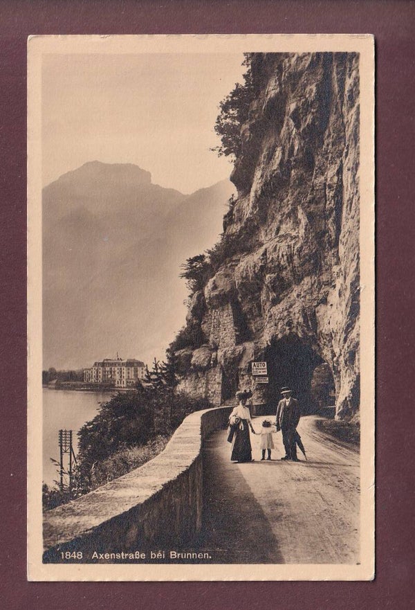 AXENSTRASSE bei Brunnen - Leute // Loch //