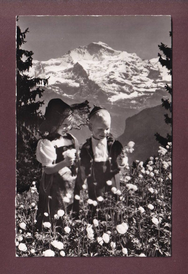 BERNER OBERLAND - Jungfrau - Trachtenkinder im Blumenfeld