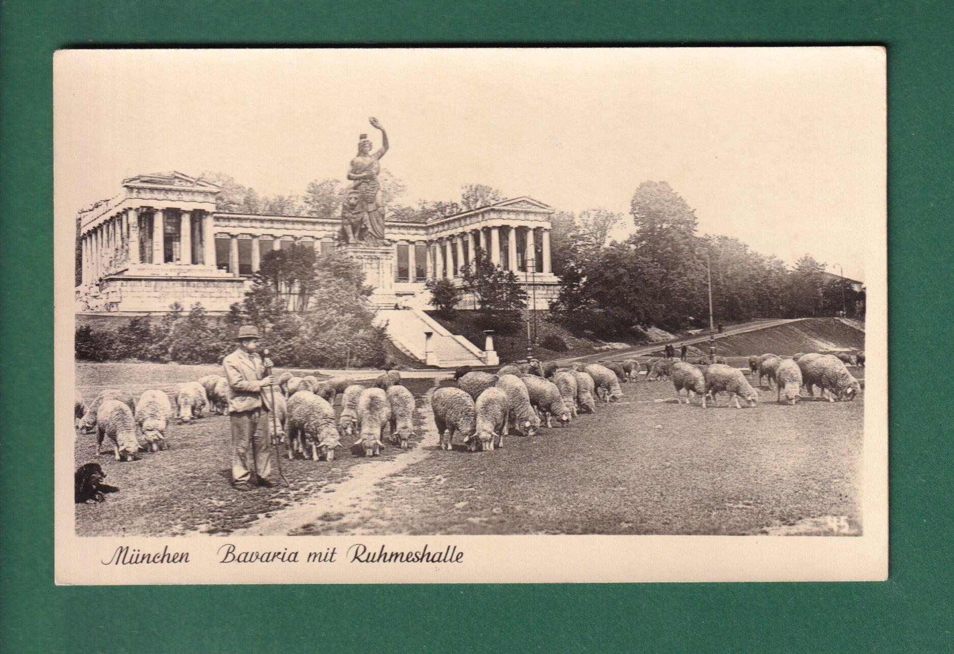 MÜNCHEN - Bavaria mit Ruhmeshalle - Schafherde