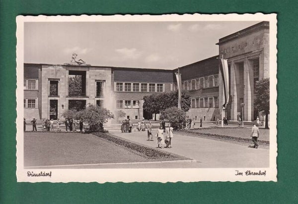 DÜSSELDORF - Im Ehrenhof