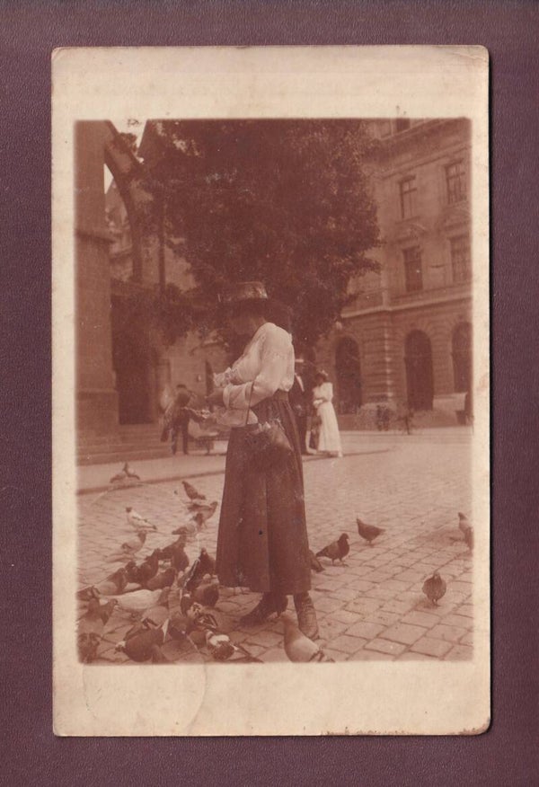 PHOTO - Femme et pigeons - 1917