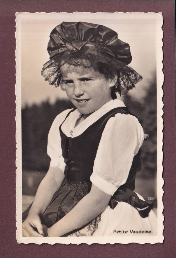 VAUD - Petite fille en costume