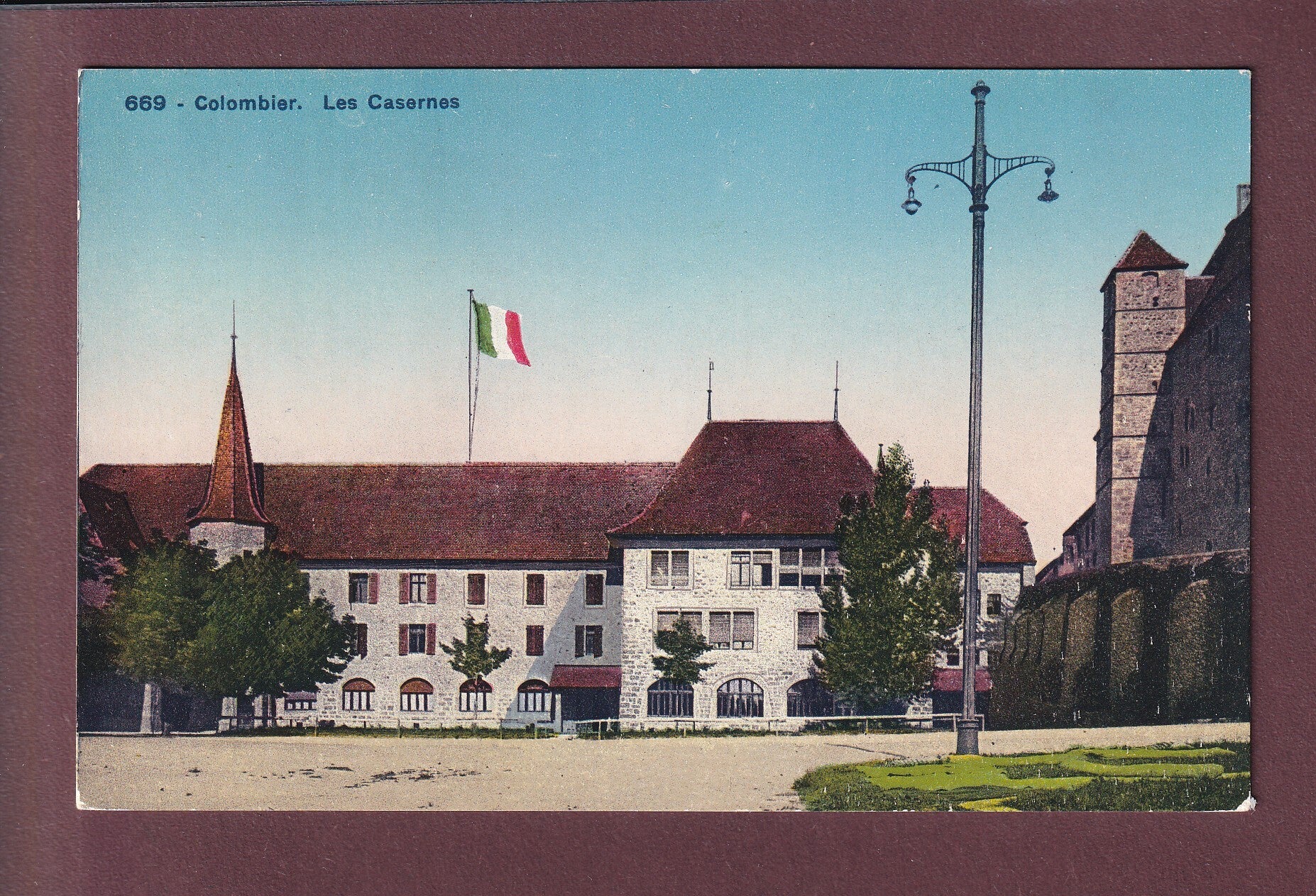 COLOMBIER - Les casernes