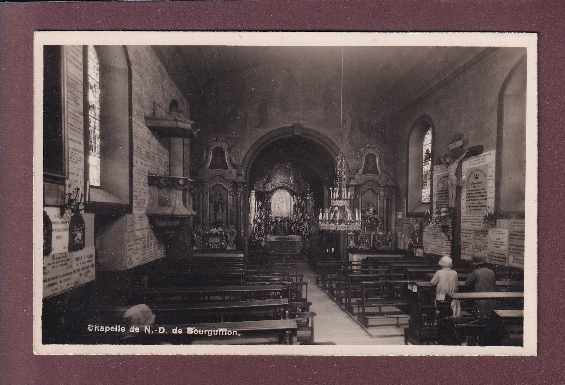 BOURGUILLON - Intérieur de la chapelle - Animé