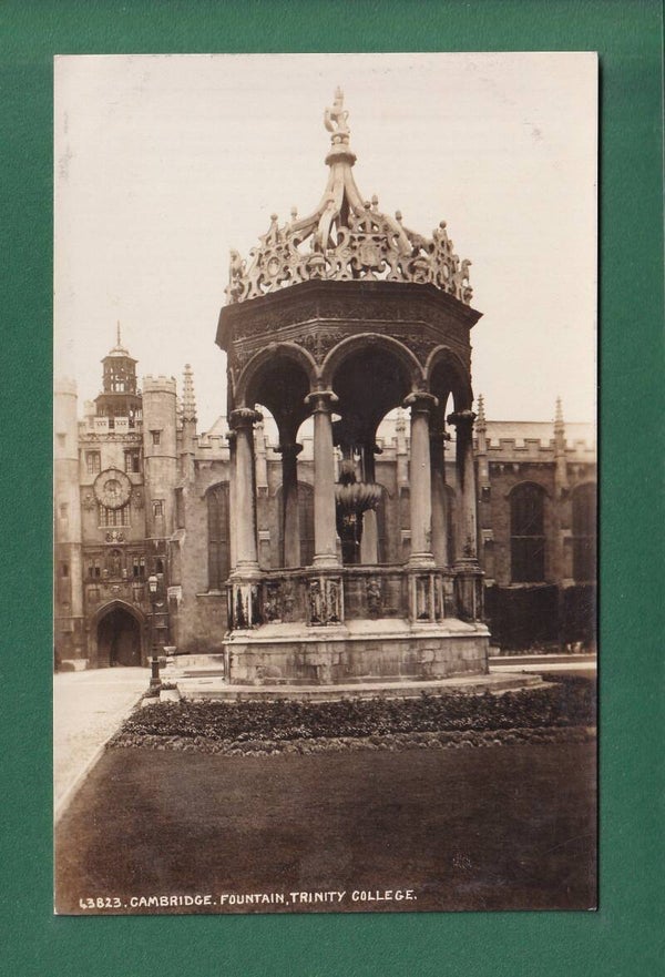 CAMBRIDGE - Fountain - Trinity College