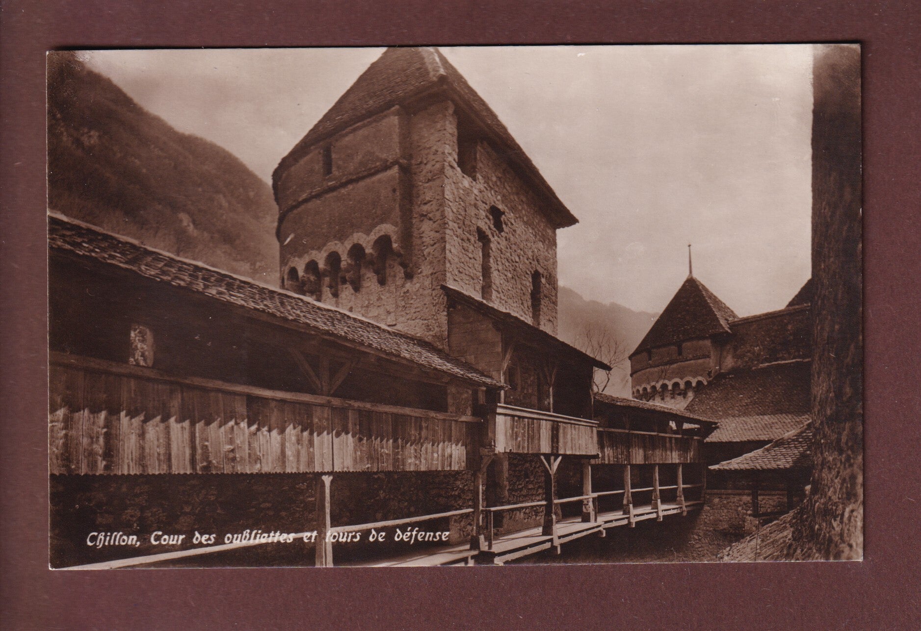 CHILLON - Cour des Oubliettes - Tour de Défense